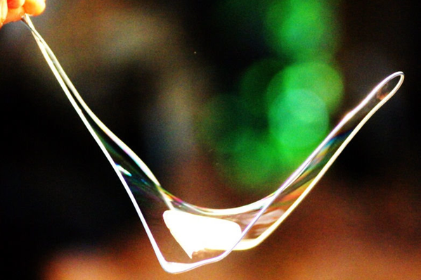 Figura 1: Superfície mínima formada por uma película de sabão.