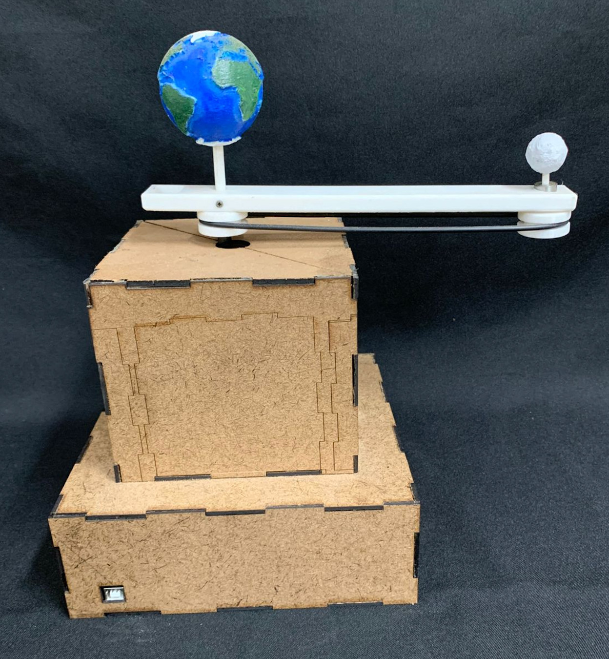 Sistema Sol-Terra-Lua robotizado